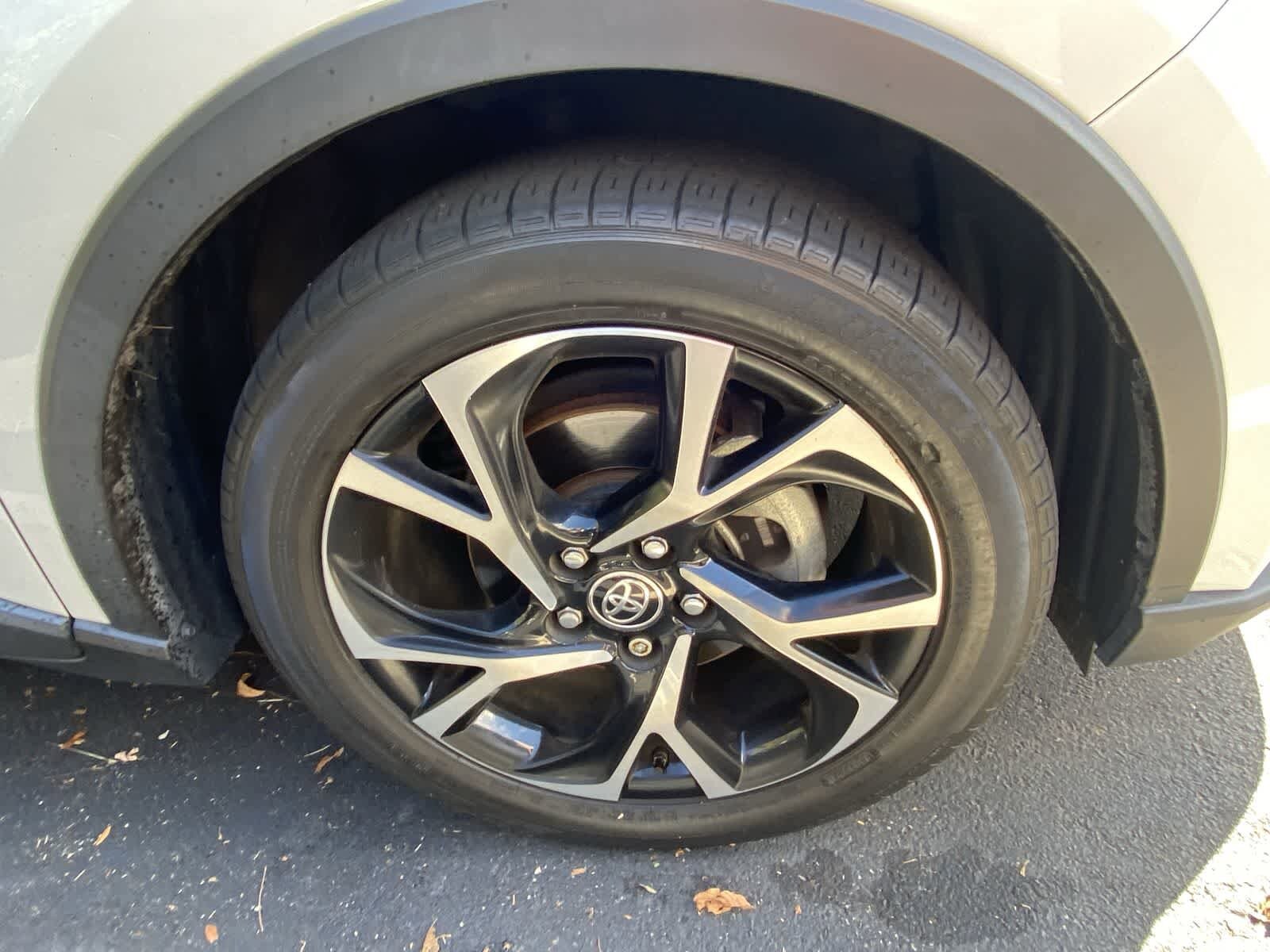2021 Toyota C-HR XLE photo 4
