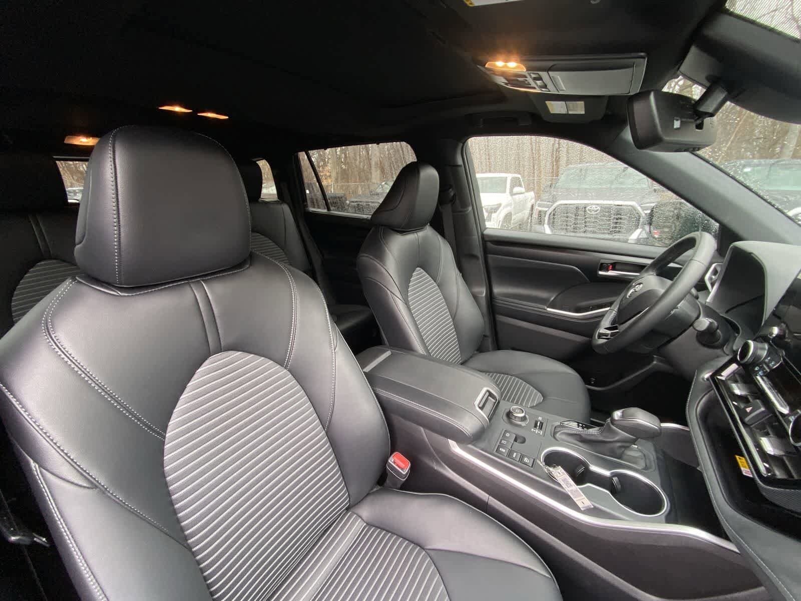 Thumbnail: 2025 Toyota Highlander - 35