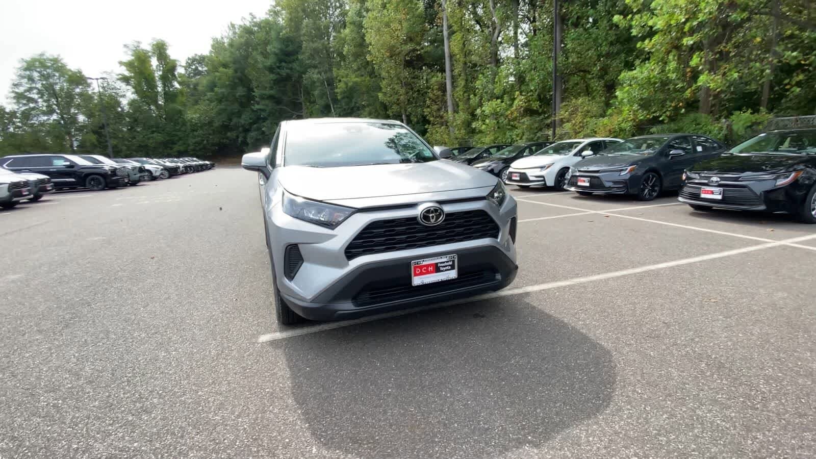2022 Toyota RAV4 LE photo 3