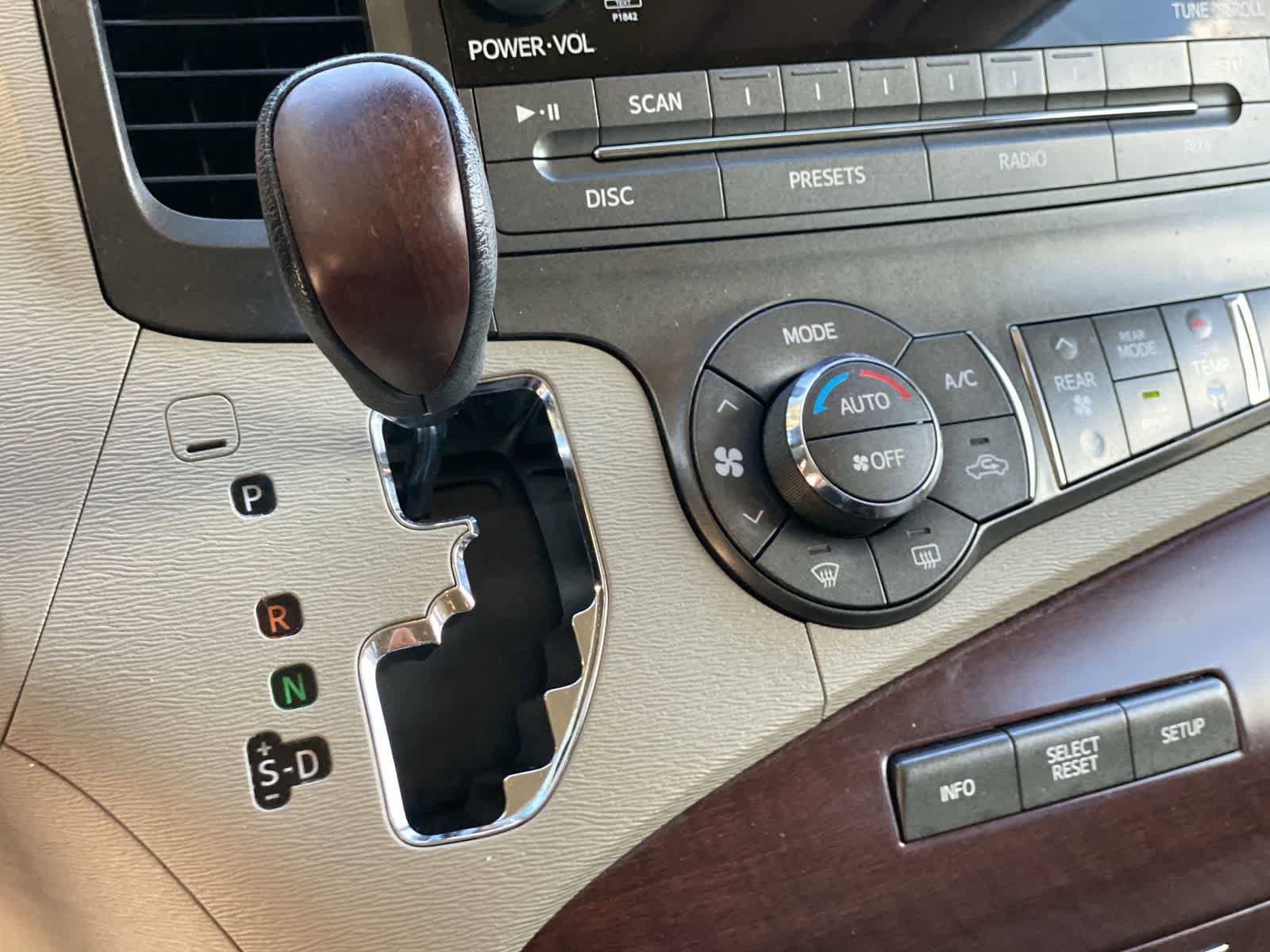 Thumbnail: 2014 Toyota Sienna - 29