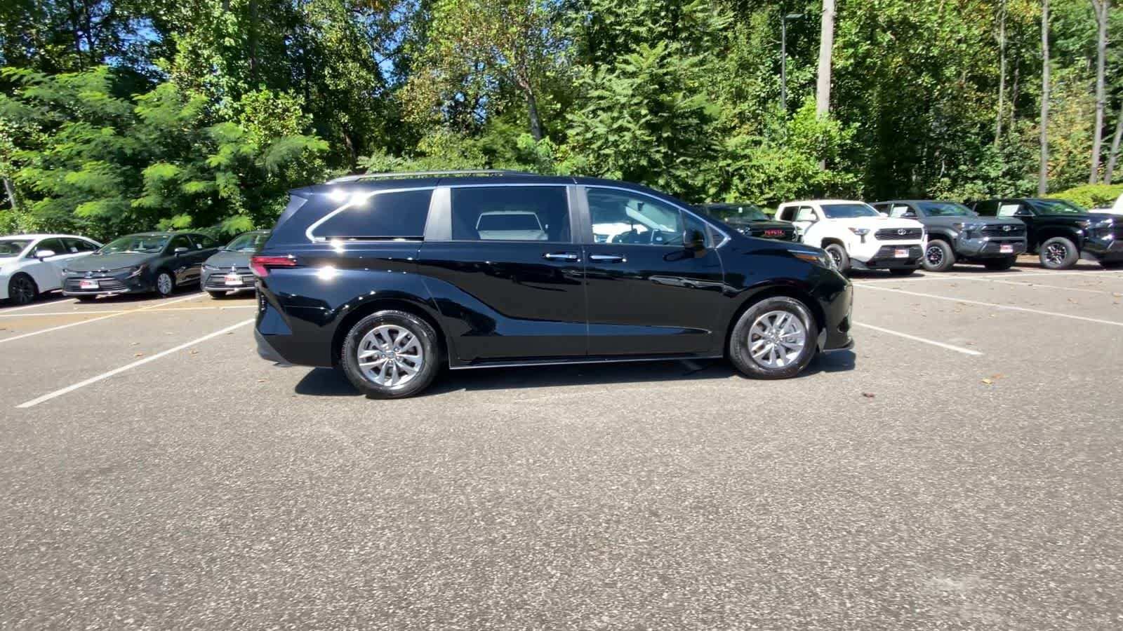 Thumbnail: 2024 Toyota Sienna - 9