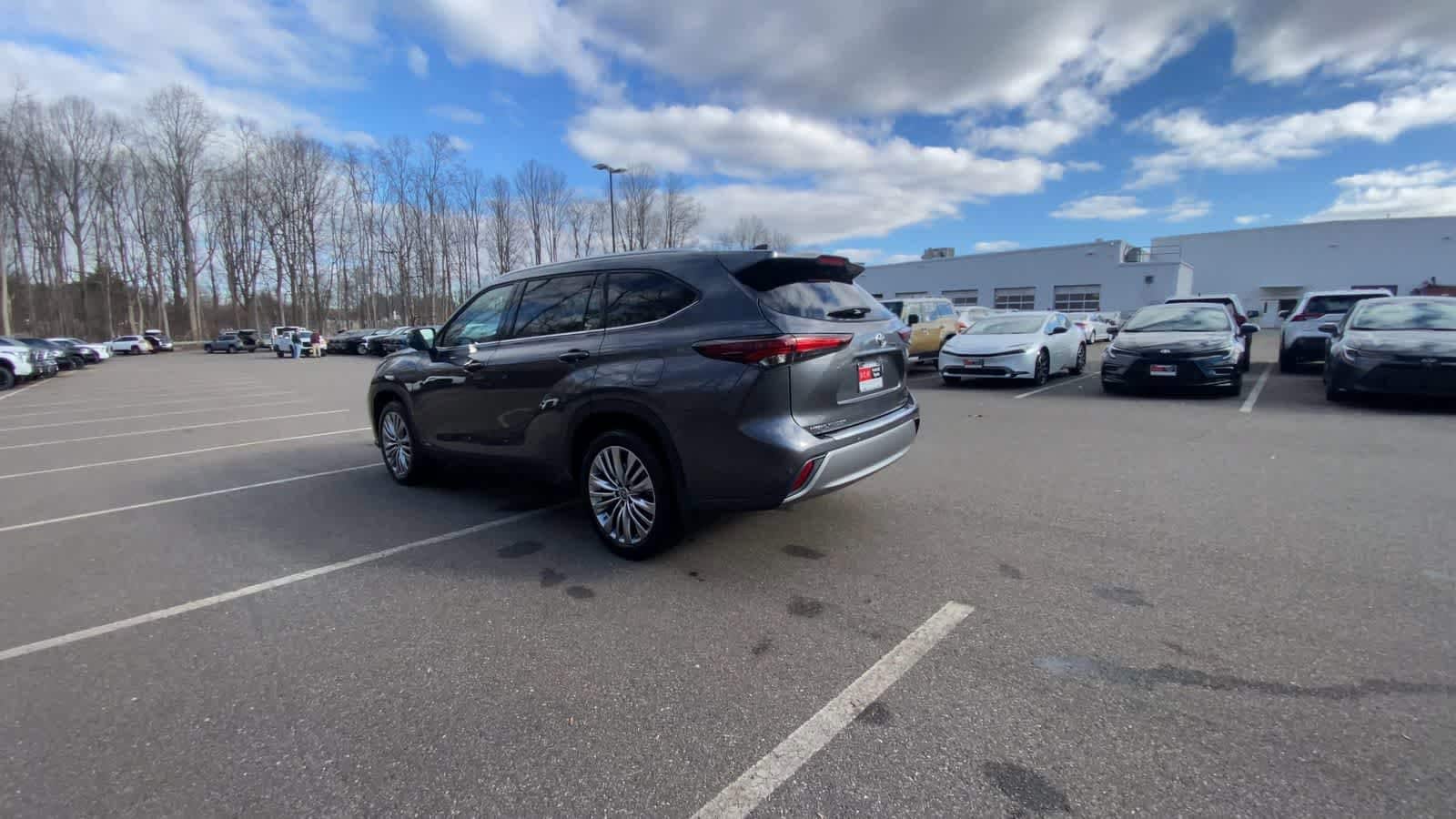 Thumbnail: 2025 Toyota Highlander - 11