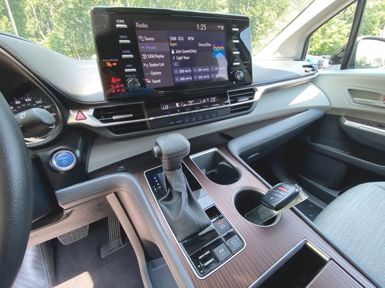 2023 Toyota Sienna LE 19