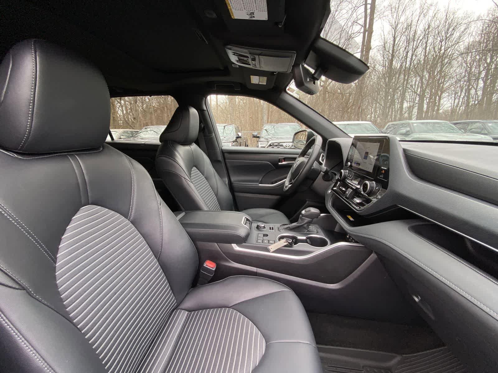 Thumbnail: 2025 Toyota Highlander - 21