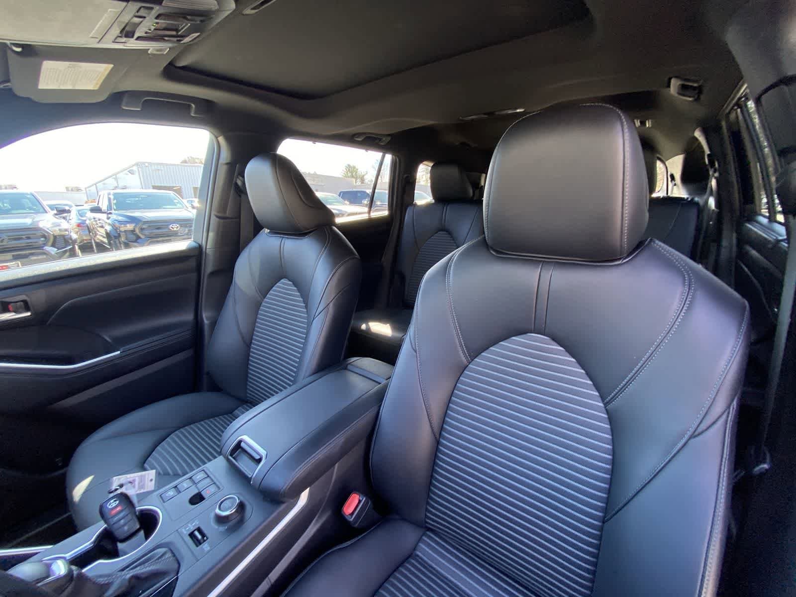 Thumbnail: 2025 Toyota Highlander - 21