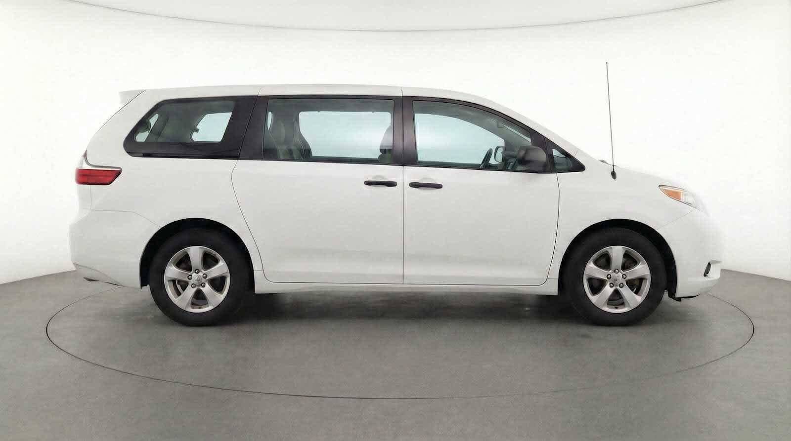 Thumbnail: 2013 Toyota Sienna - 9