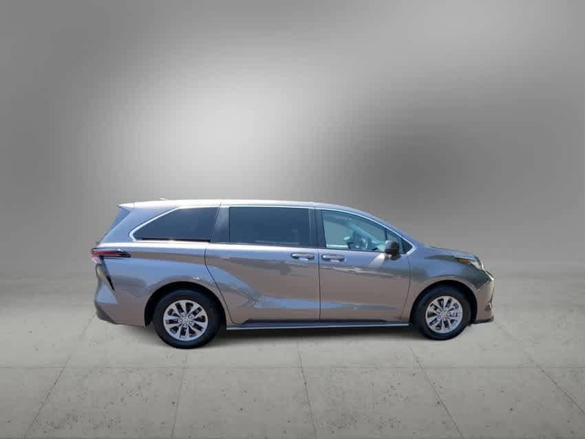 2023 Toyota Sienna LE 9