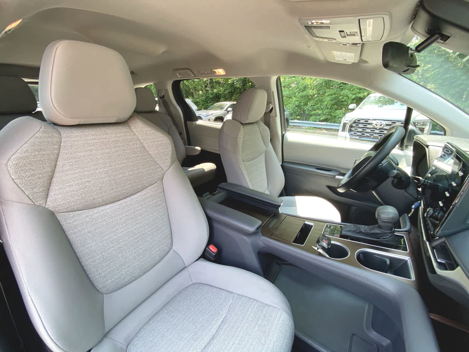 2023 Toyota Sienna LE 21