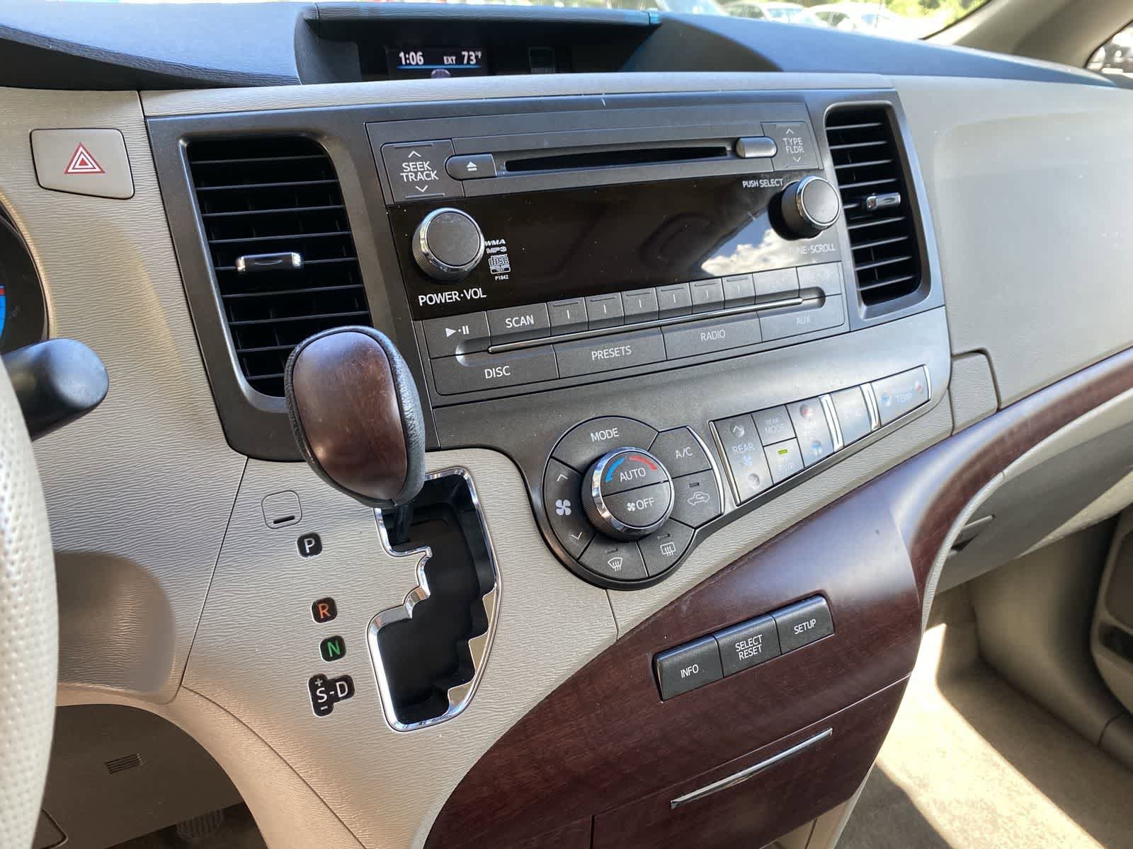 Thumbnail: 2014 Toyota Sienna - 27