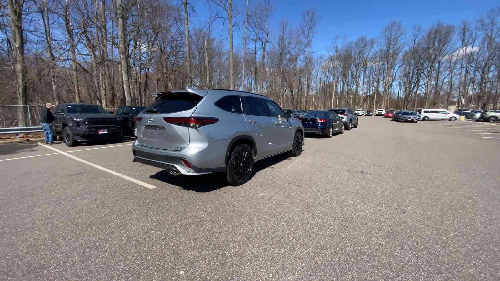 Thumbnail: 2025 Toyota Highlander - 9