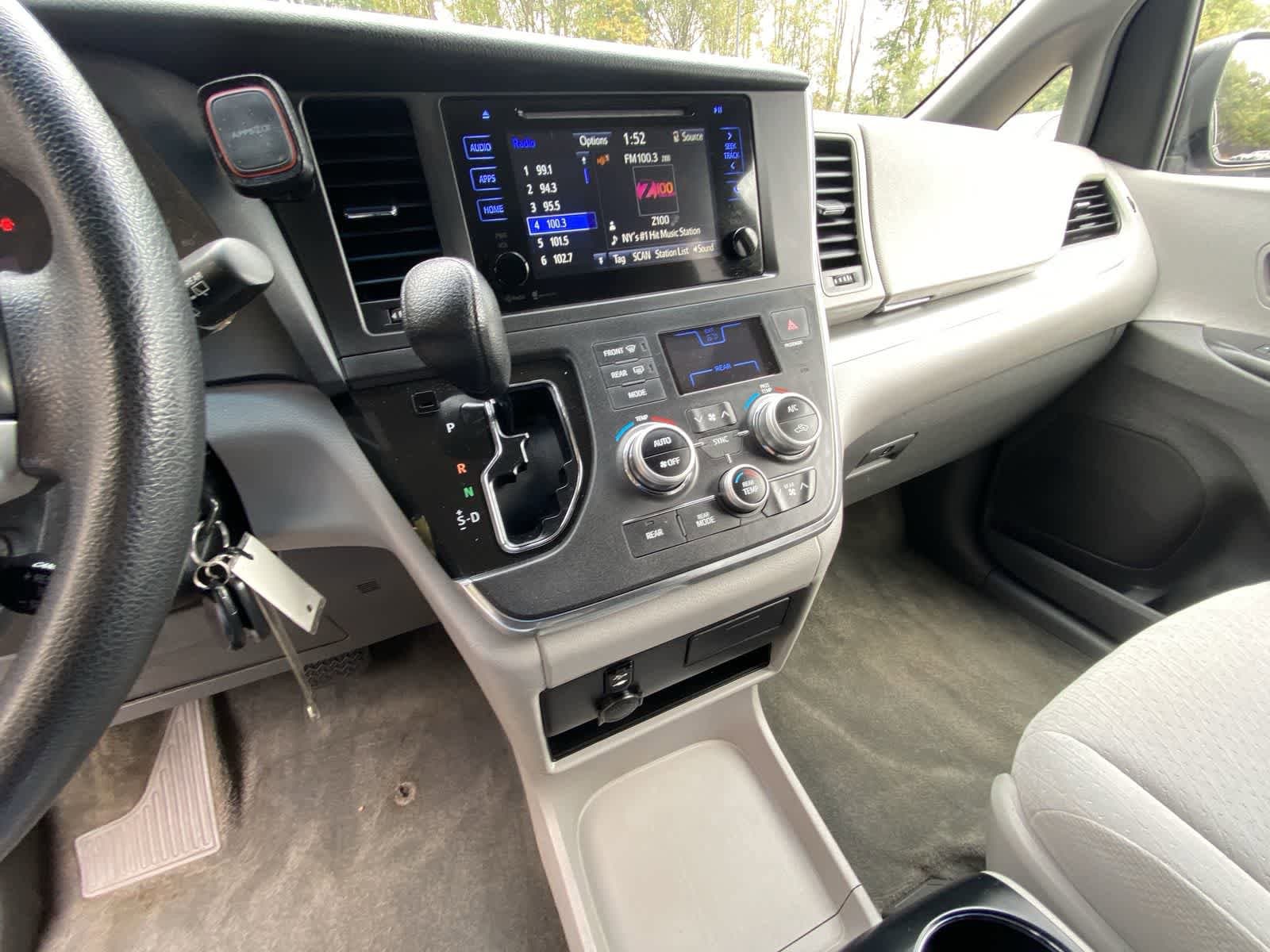 Thumbnail: 2015 Toyota Sienna - 20