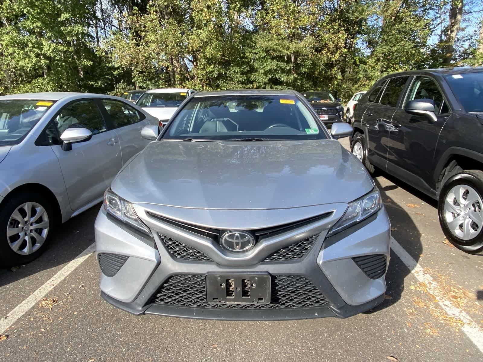 2018 Toyota Camry SE XLE photo 2