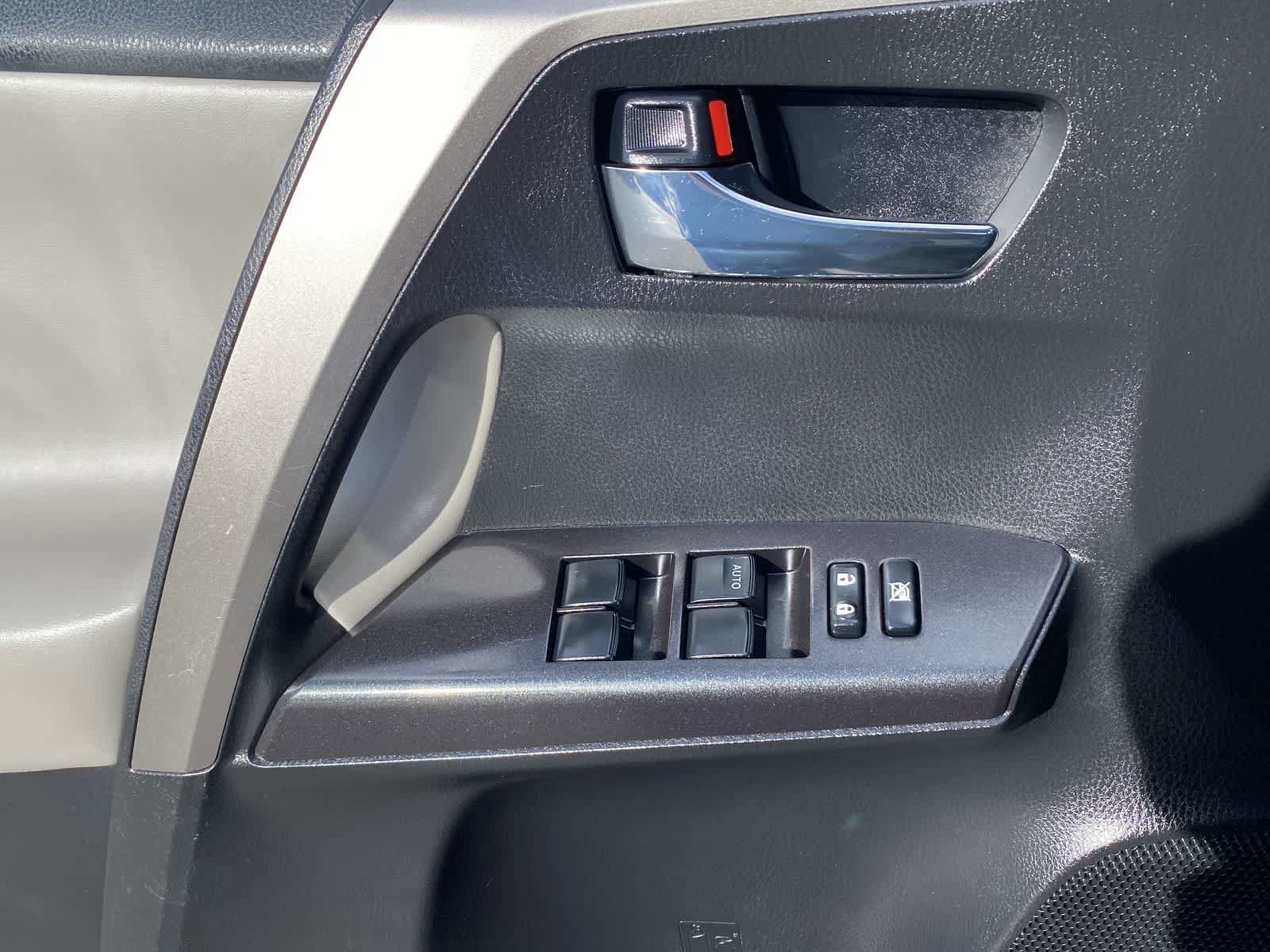 Thumbnail: 2016 Toyota RAV4 - 19