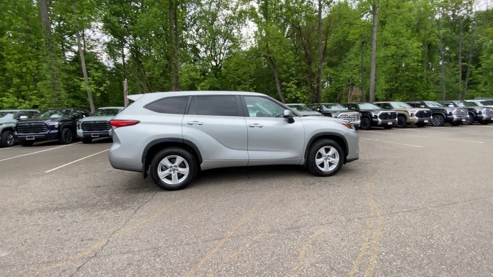 Thumbnail: 2023 Toyota Highlander - 8