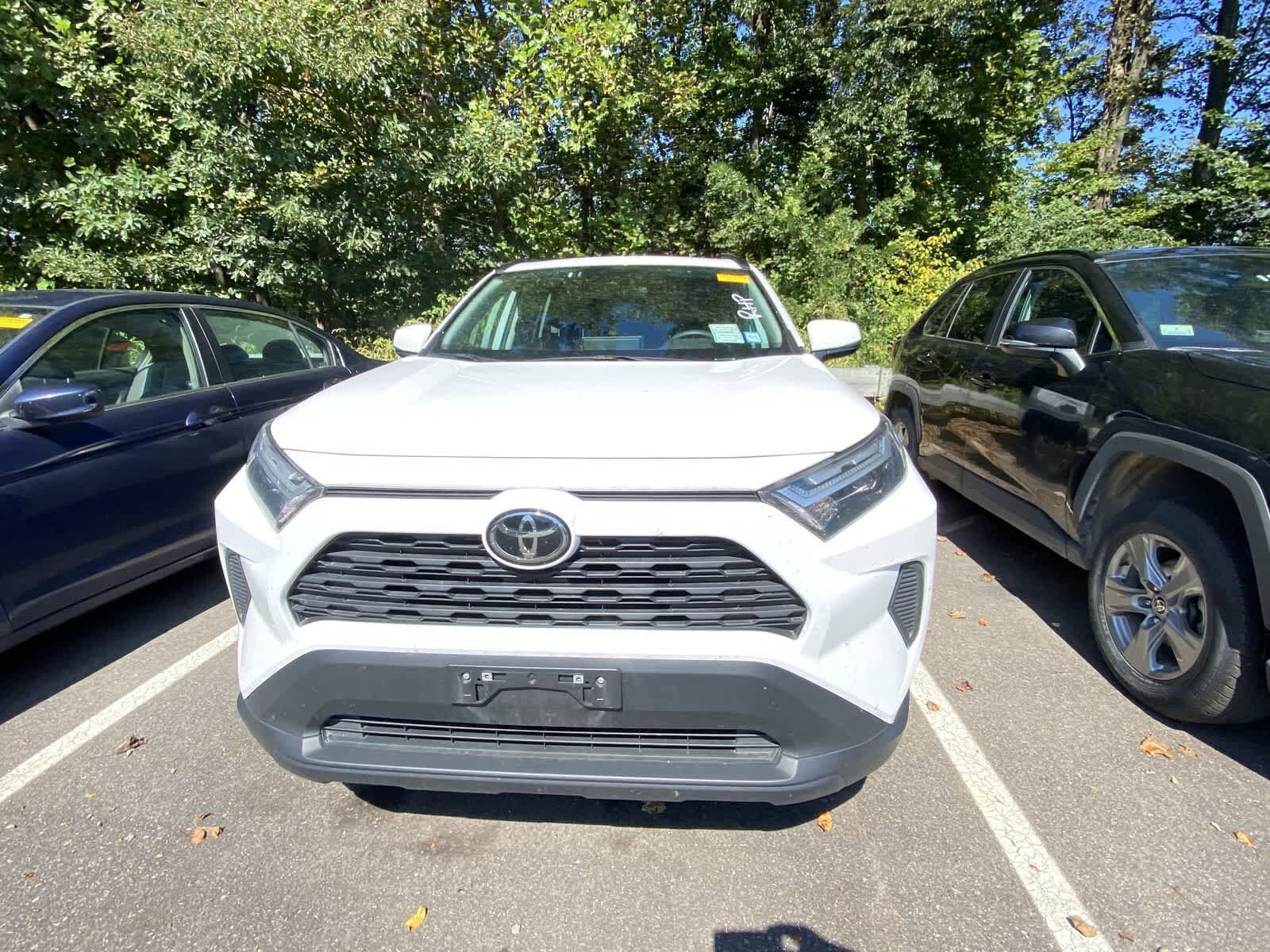 2024 Toyota RAV4 XLE photo 2