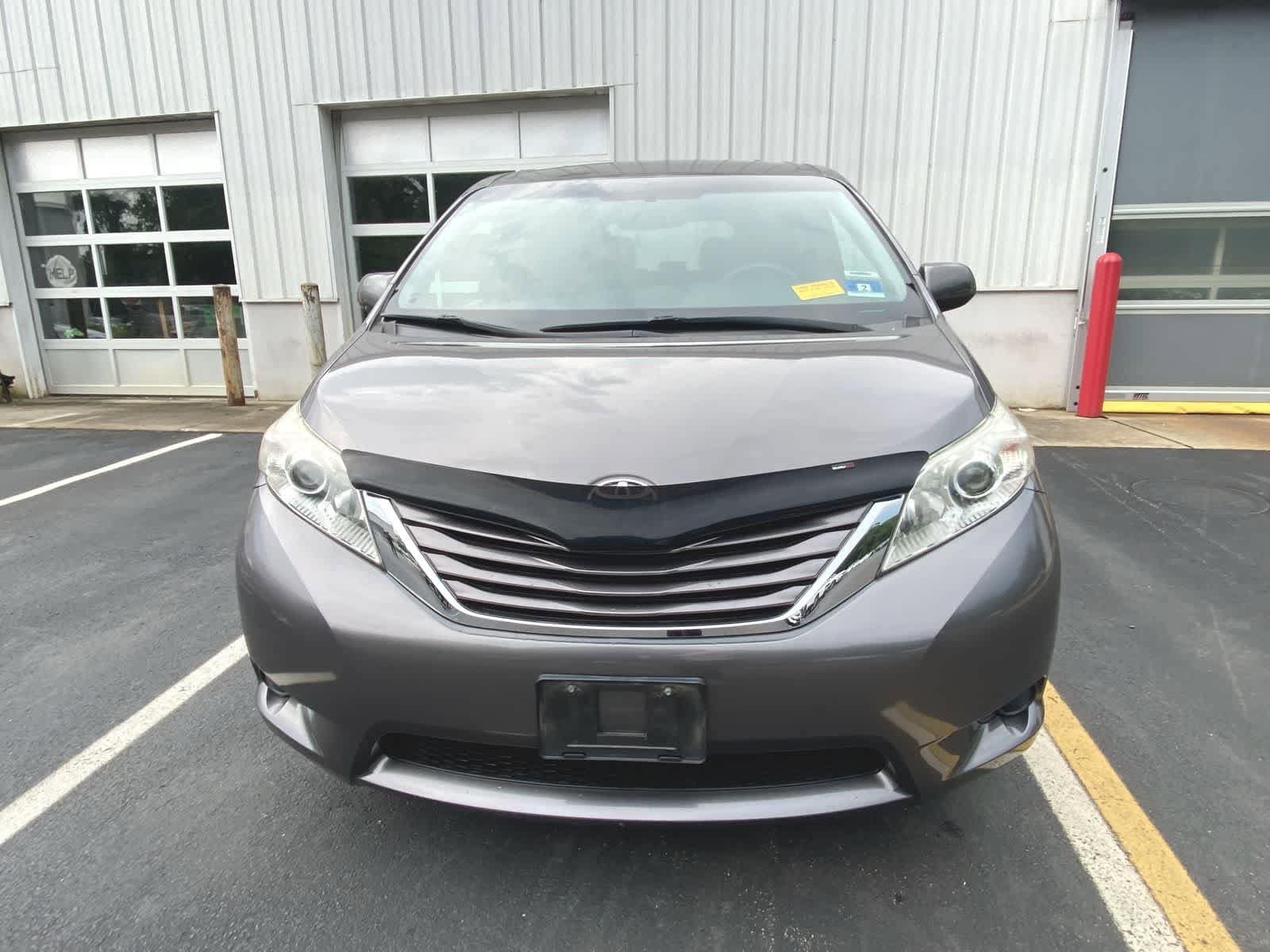 Thumbnail: 2016 Toyota Sienna - 3