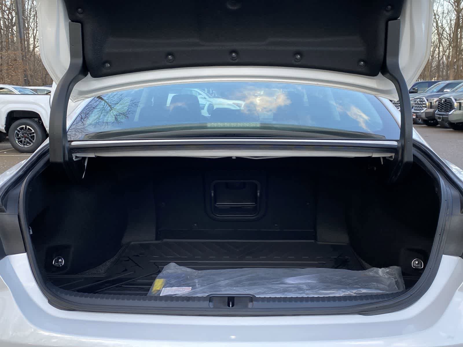 Thumbnail: 2022 Lexus ES - 16