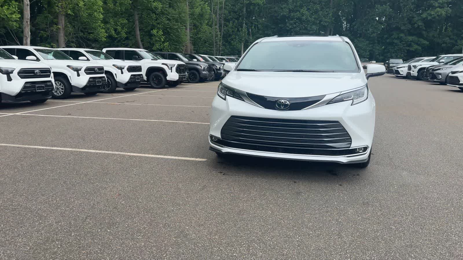 Thumbnail: 2026 Toyota Sienna - 3