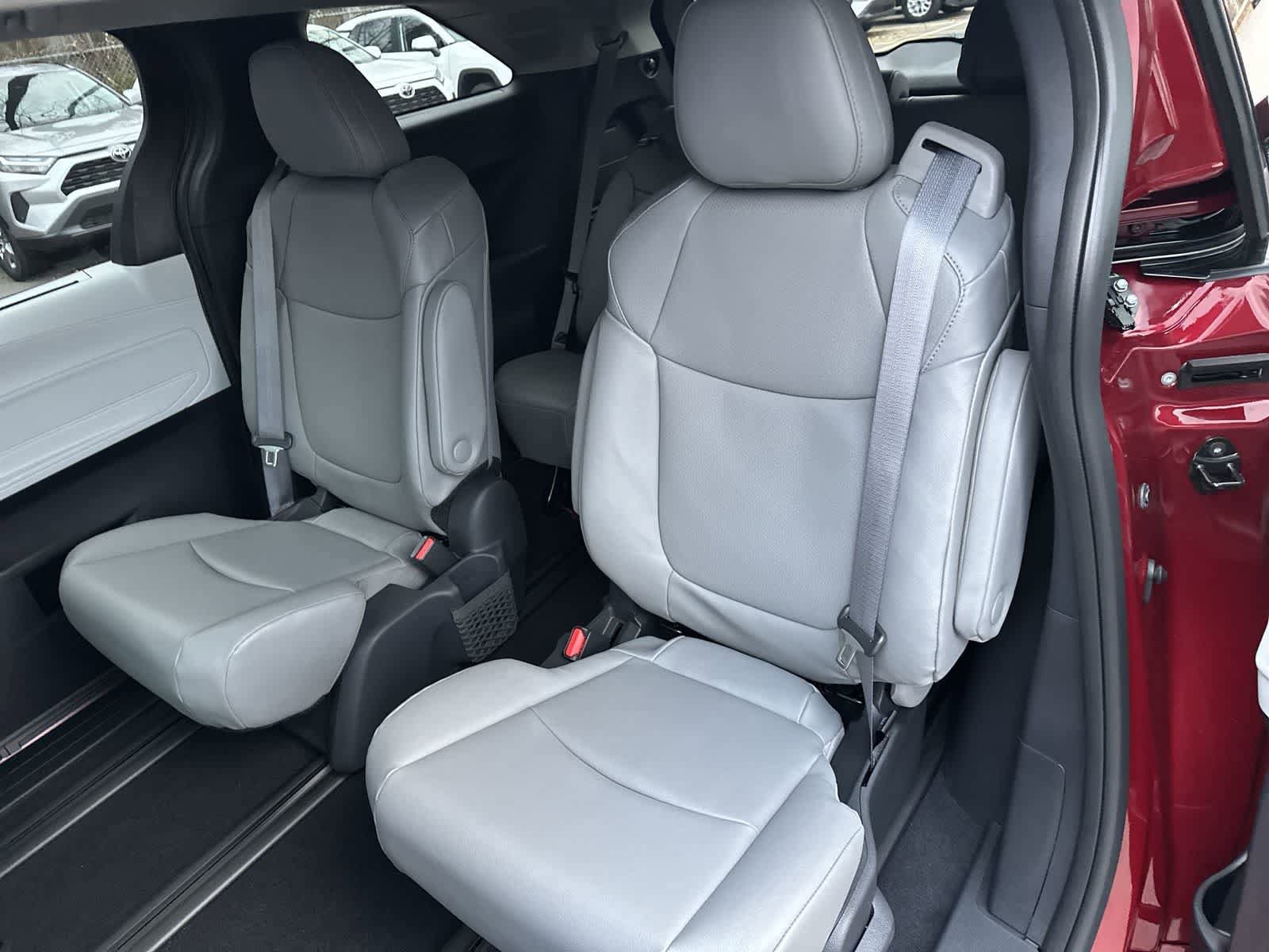 Thumbnail: 2025 Toyota Sienna - 32