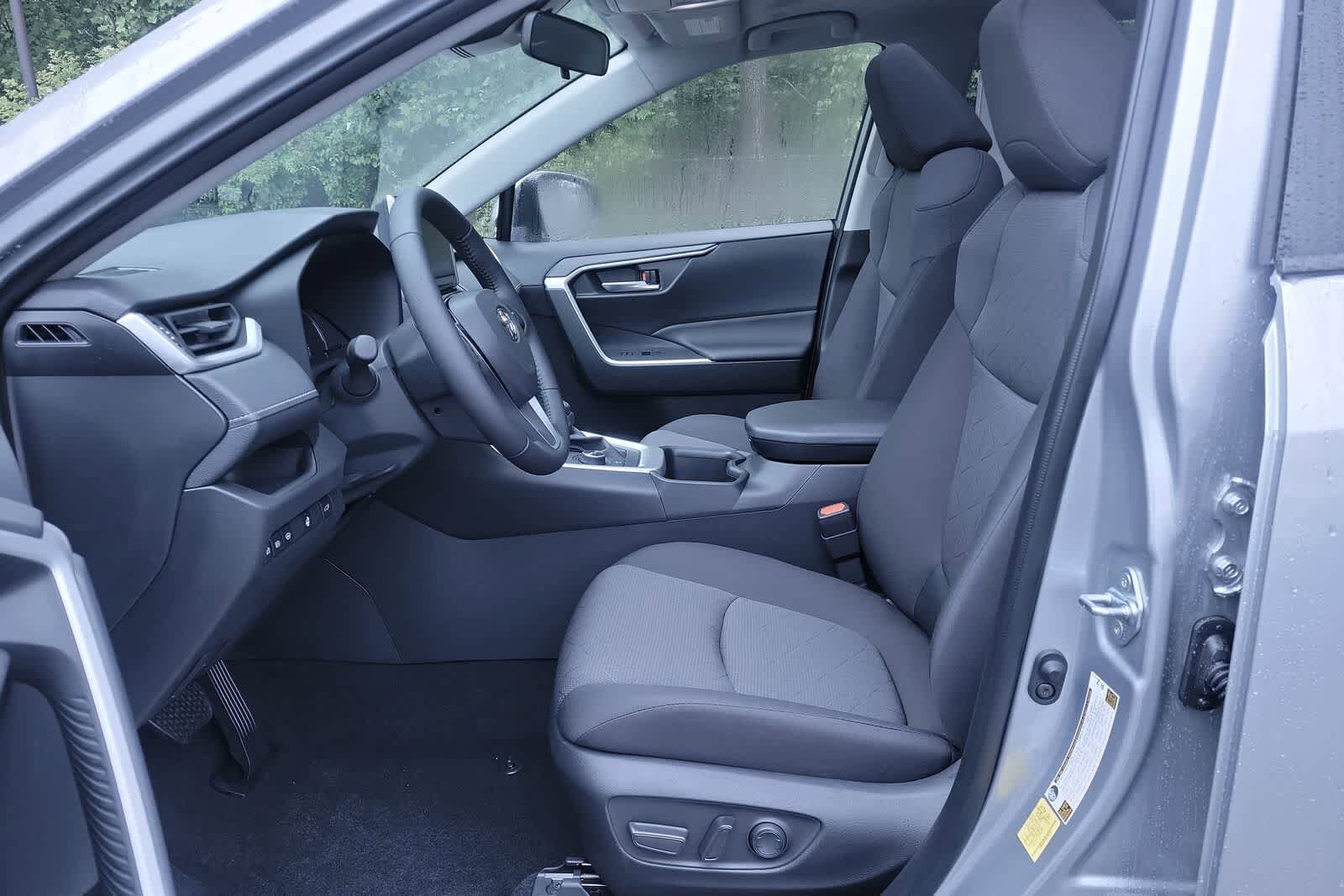 2025 Toyota RAV4 XLE 27