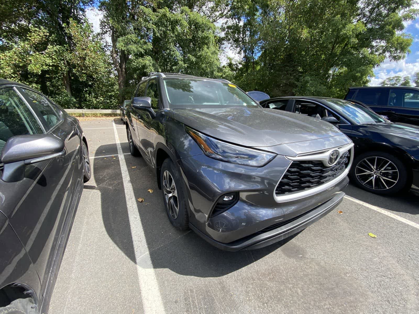 Thumbnail: 2022 Toyota Highlander - 3