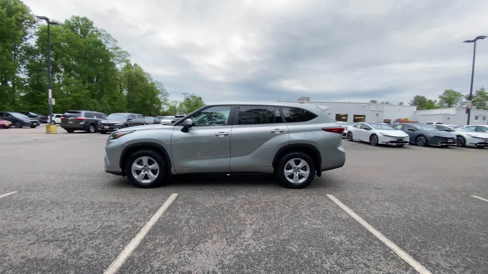 Thumbnail: 2023 Toyota Highlander - 4