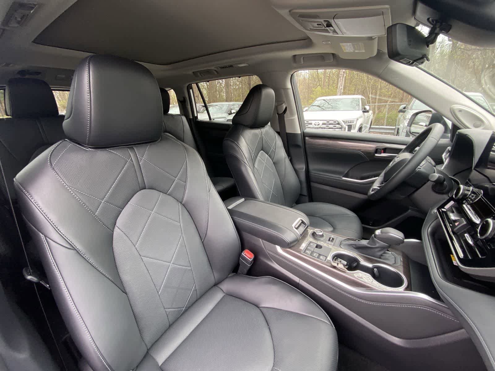 Thumbnail: 2025 Toyota Highlander - 25