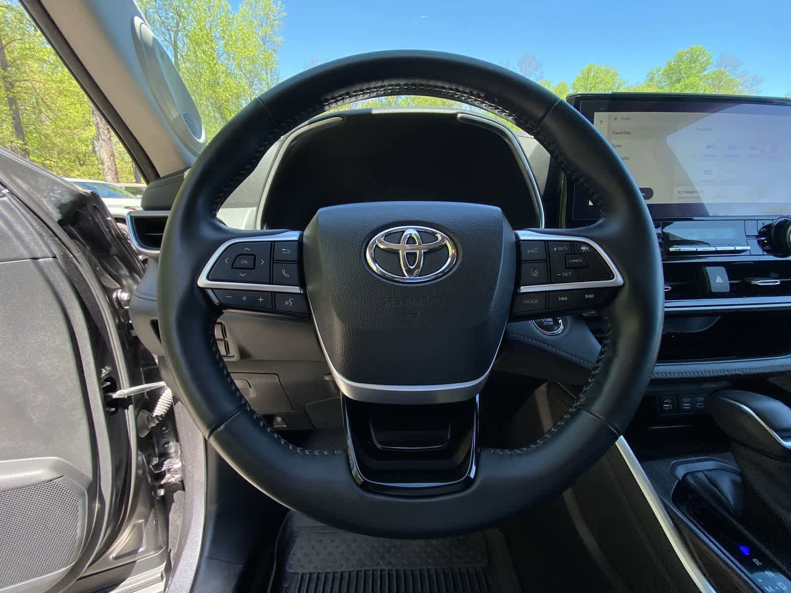 Thumbnail: 2023 Toyota Highlander - 27