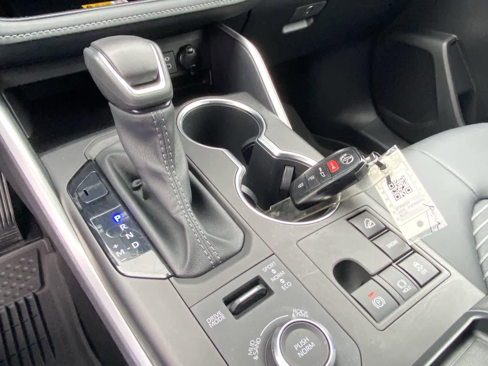 Thumbnail: 2025 Toyota Highlander - 32