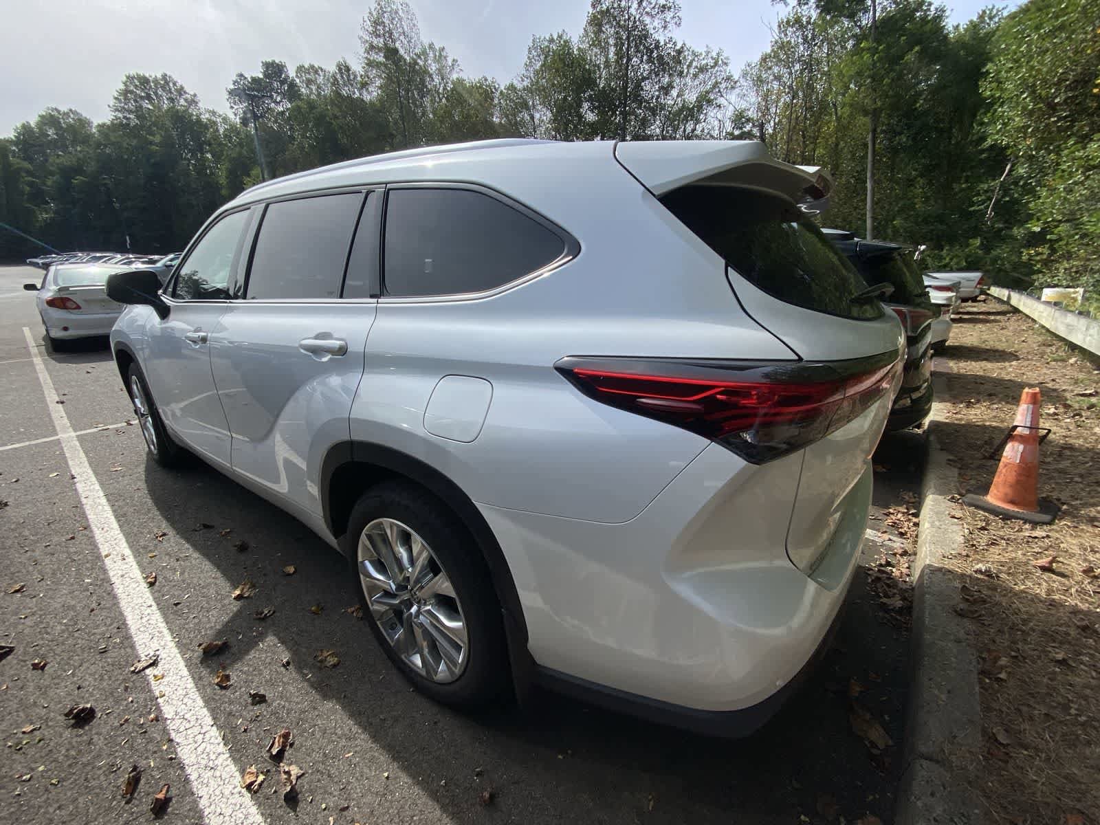 Thumbnail: 2023 Toyota Highlander - 8
