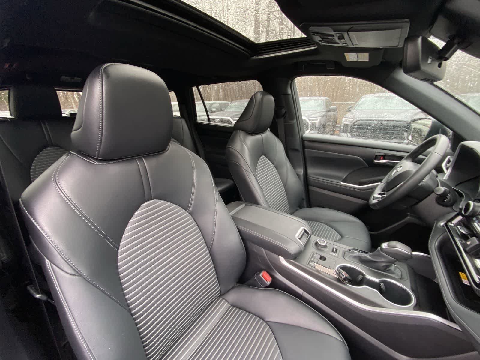 Thumbnail: 2025 Toyota Highlander - 25