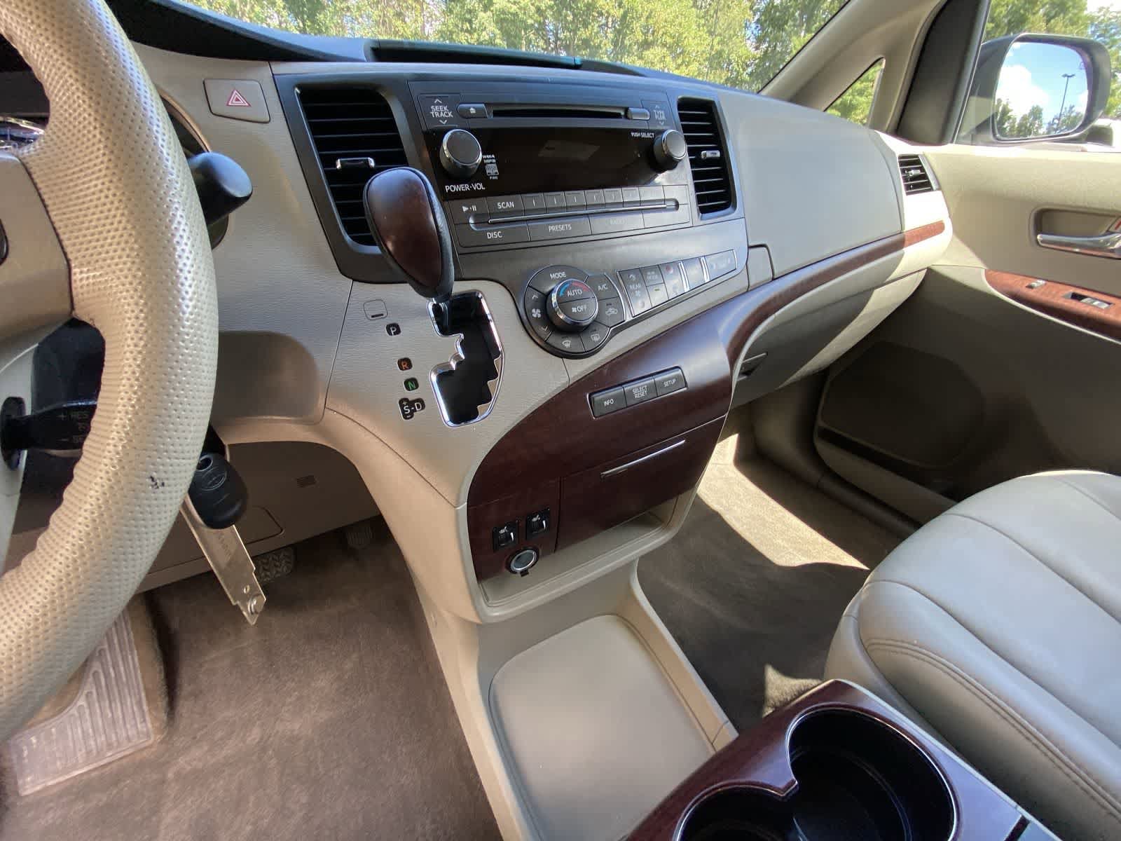 Thumbnail: 2014 Toyota Sienna - 20