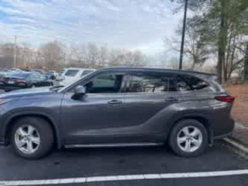 Used 2021 Toyota Highlander LE SUV