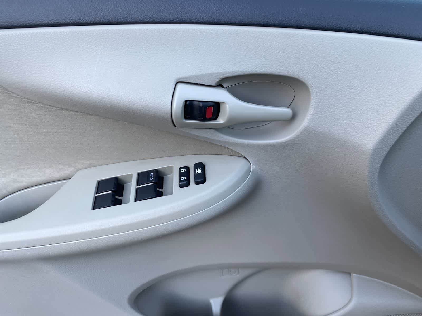 Thumbnail: 2013 Toyota Corolla - 23