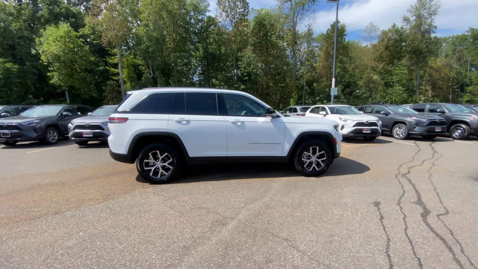 Thumbnail: 2024 Jeep Grand Cherokee - 10