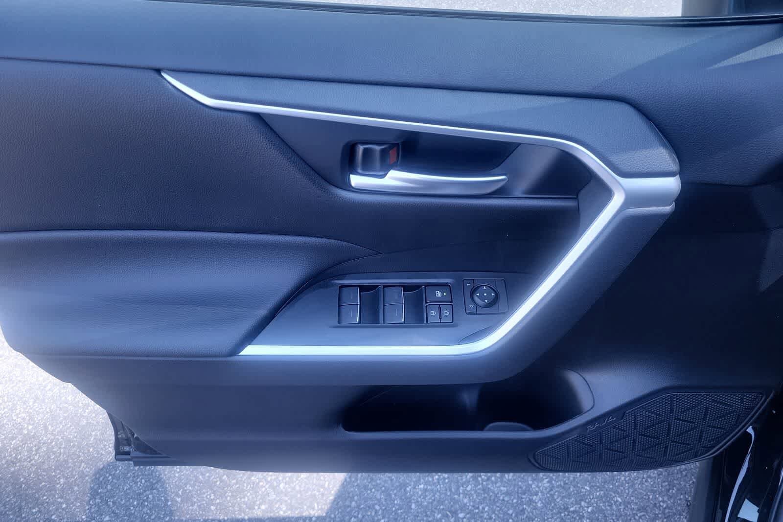 2025 Toyota RAV4 XLE 22