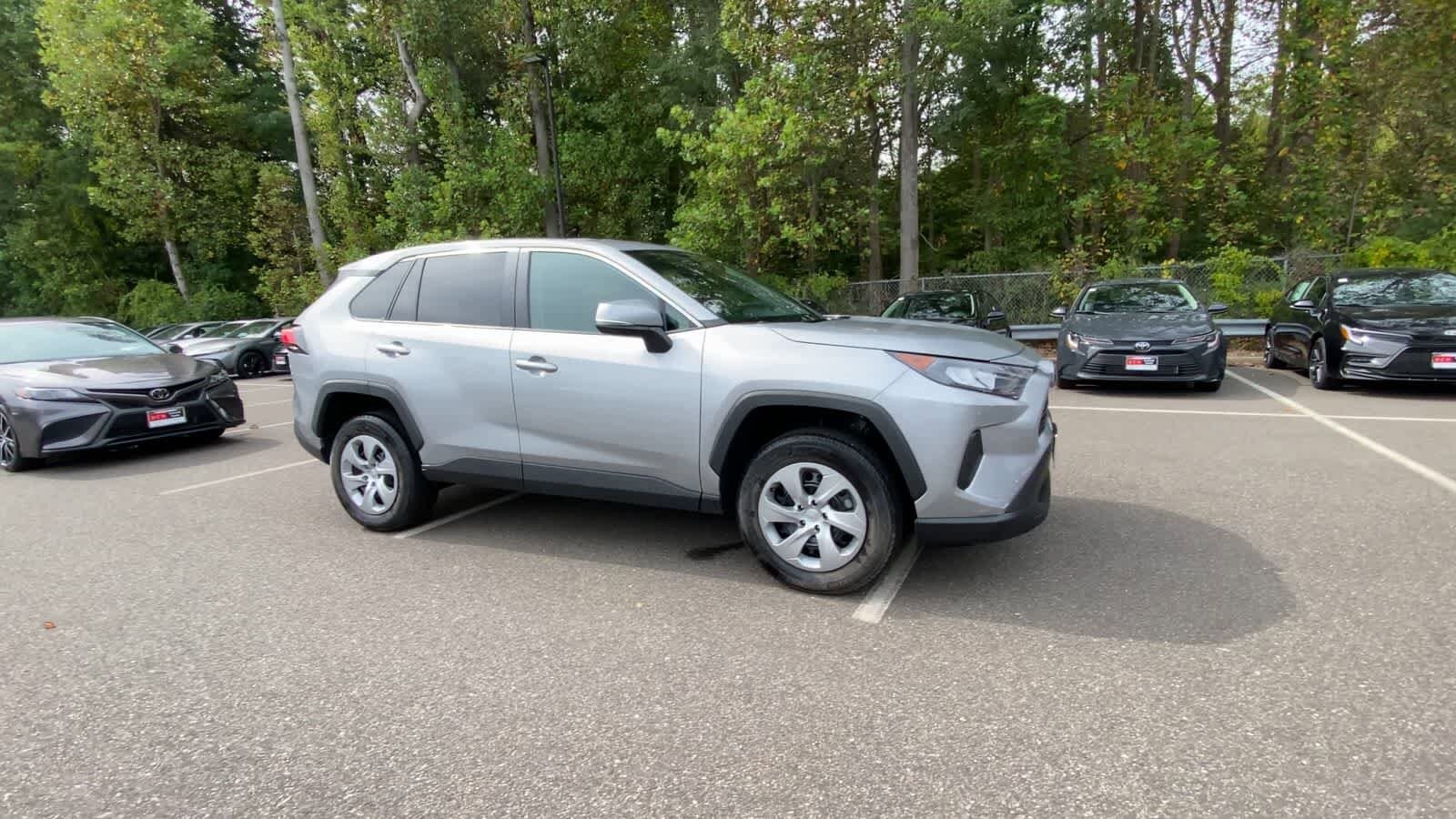 2022 Toyota RAV4 LE photo 2
