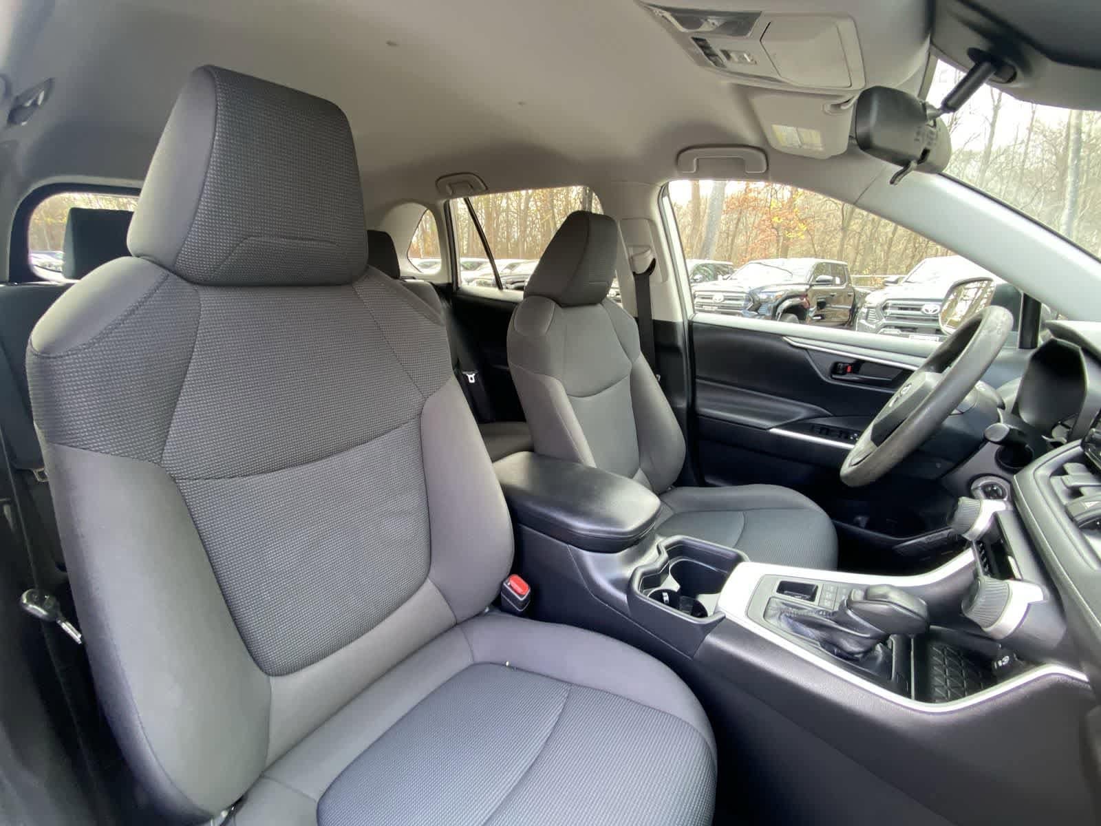 Thumbnail: 2020 Toyota RAV4 - 31