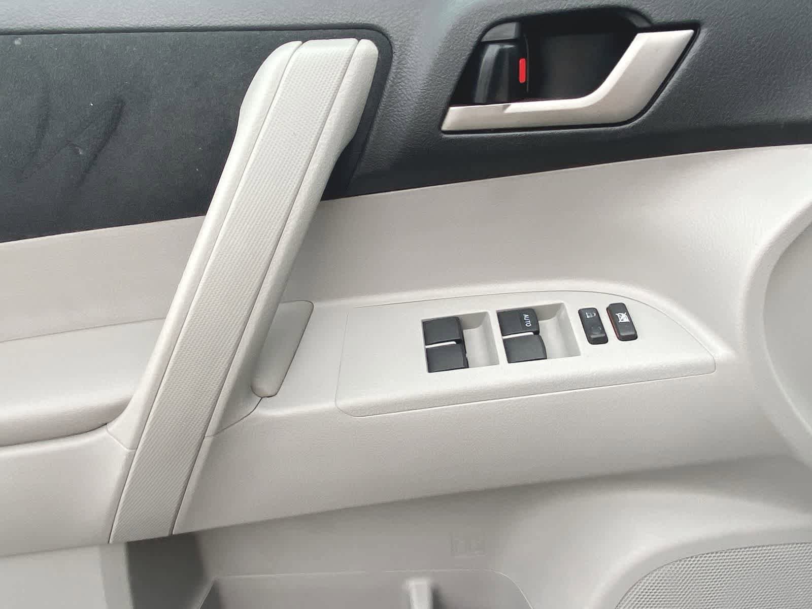 Thumbnail: 2013 Toyota Highlander - 15