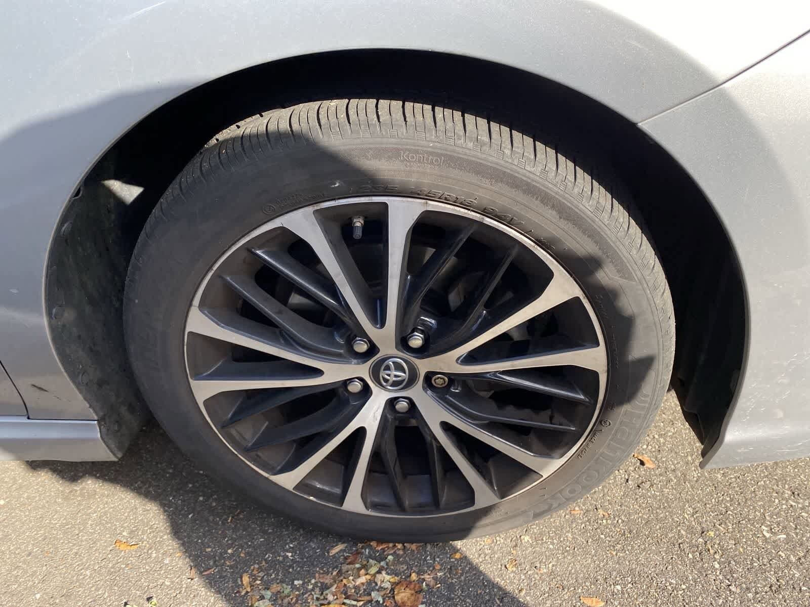 2018 Toyota Camry SE XLE photo 4