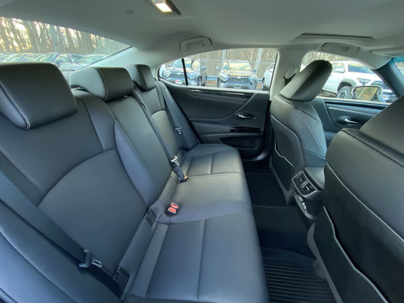 Thumbnail: 2022 Lexus ES - 30