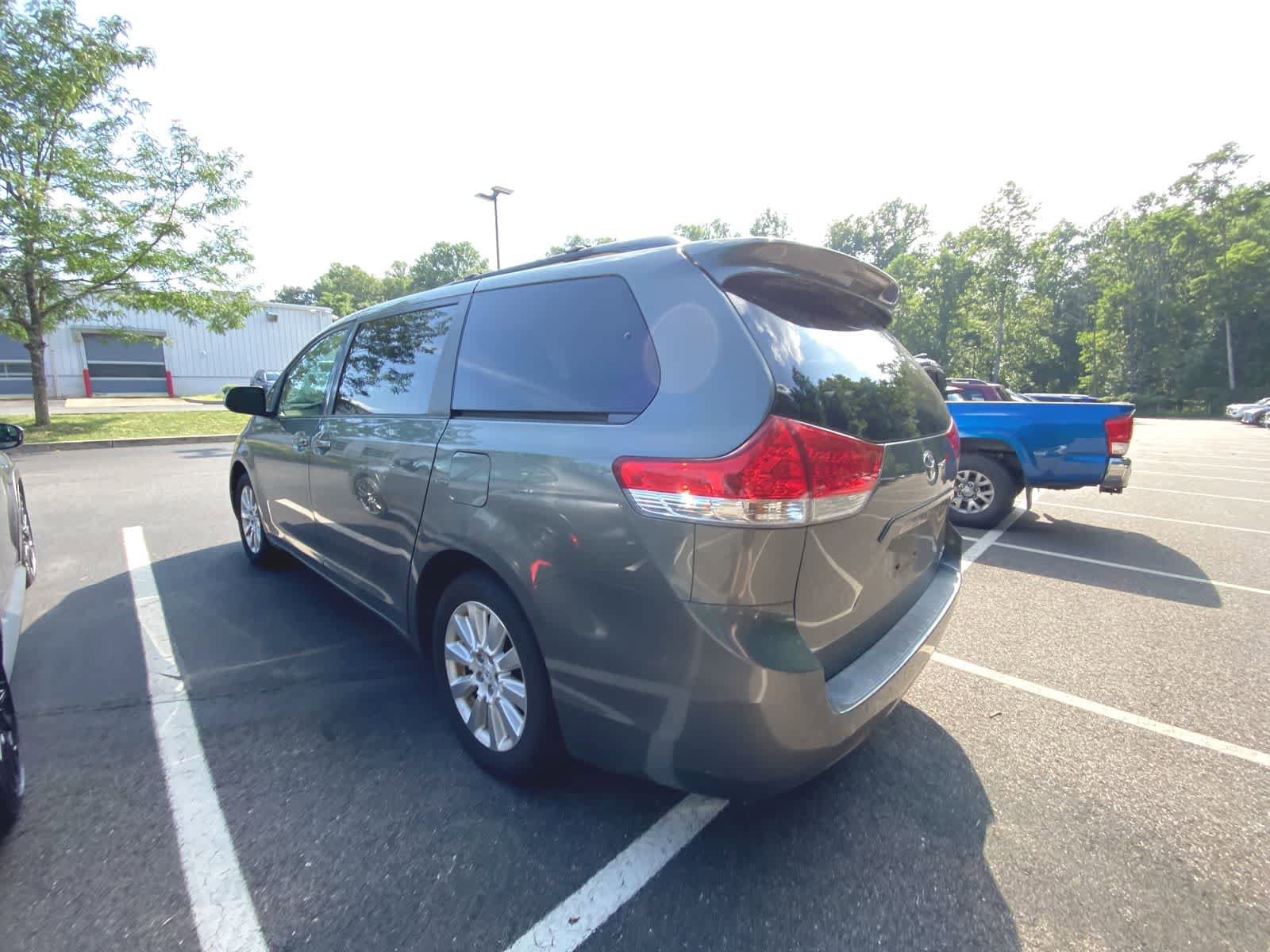 Thumbnail: 2011 Toyota Sienna - 9