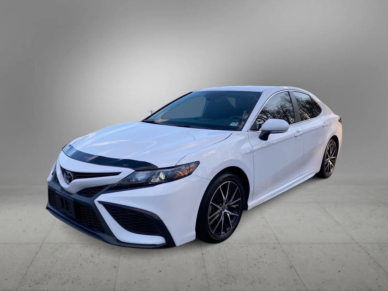 2024 Toyota Camry SE's photo