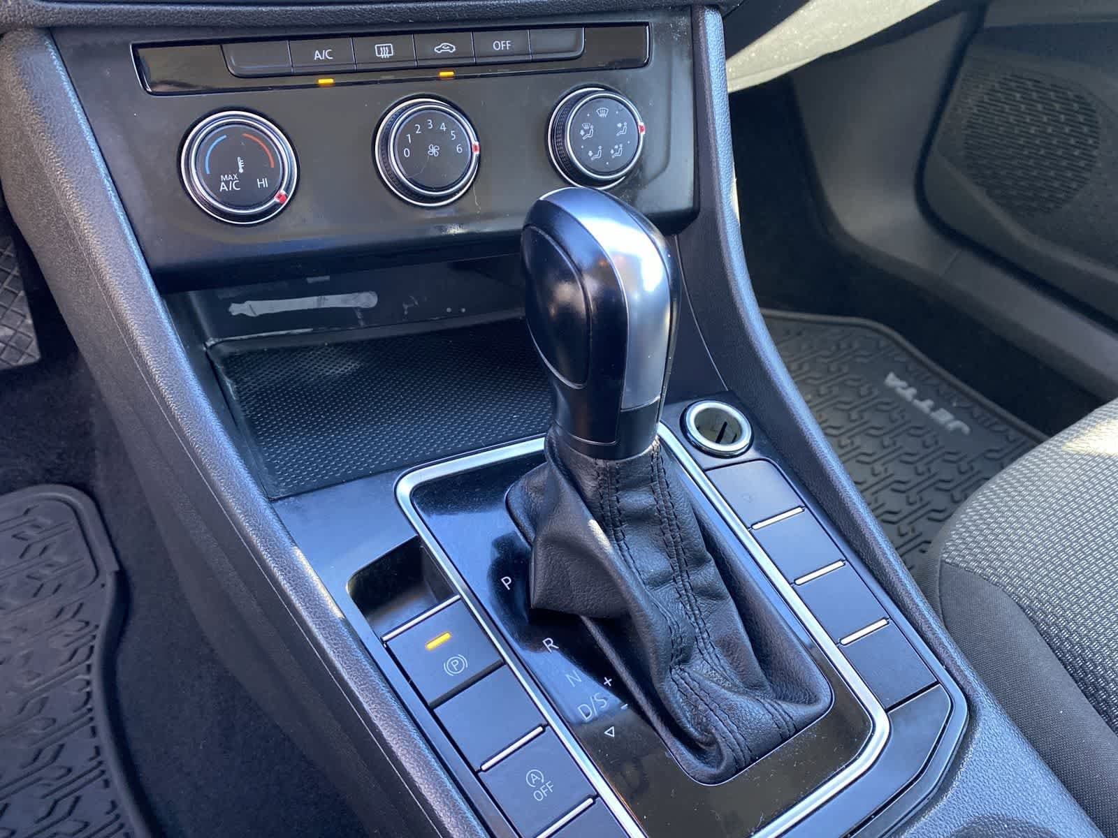 Thumbnail: 2019 Volkswagen Jetta - 38