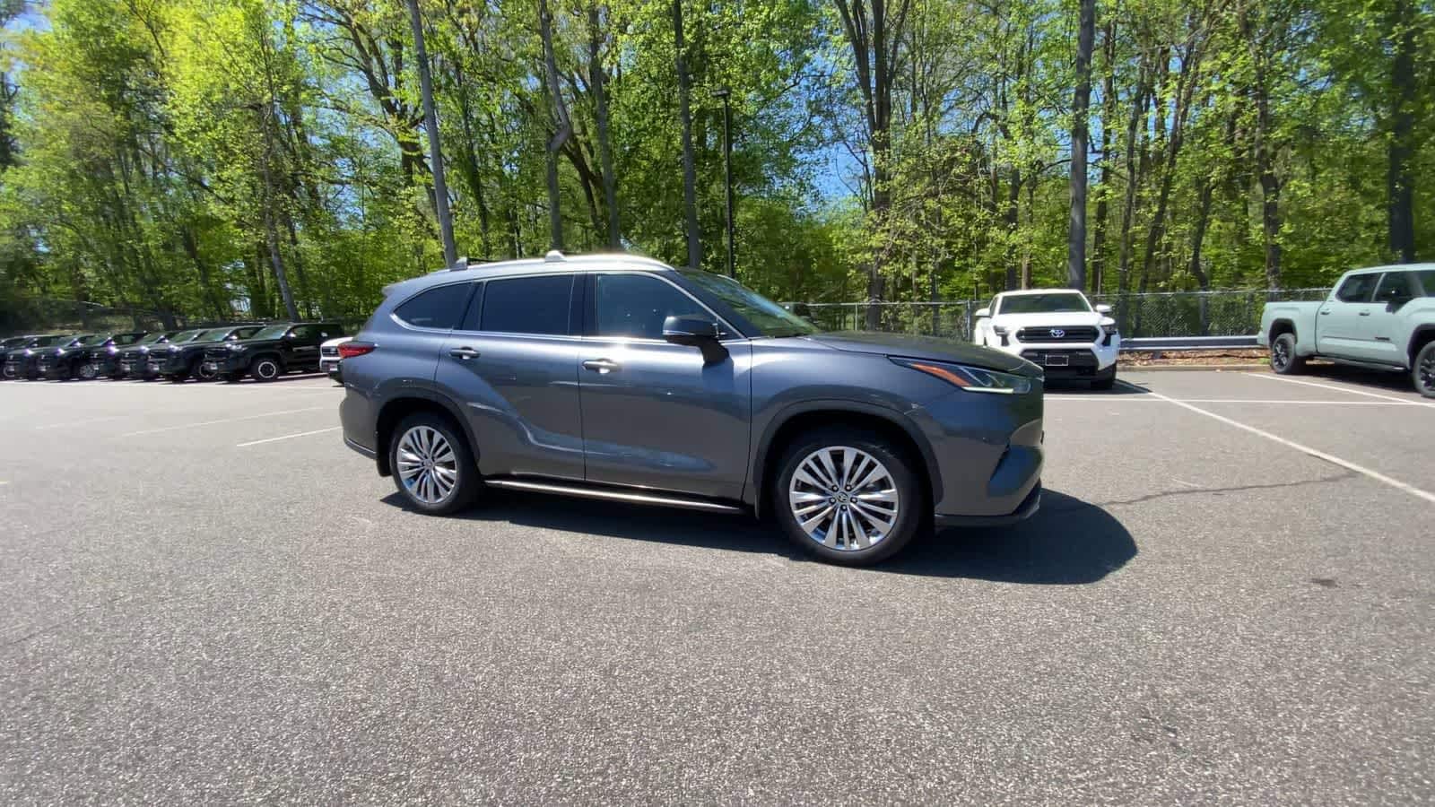 Thumbnail: 2023 Toyota Highlander - 3