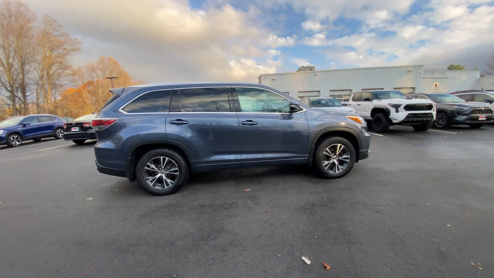 Thumbnail: 2016 Toyota Highlander - 16
