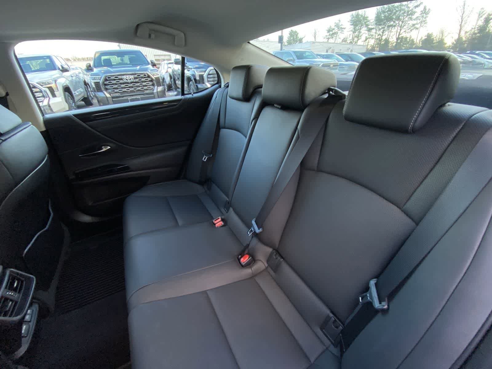 Thumbnail: 2022 Lexus ES - 29