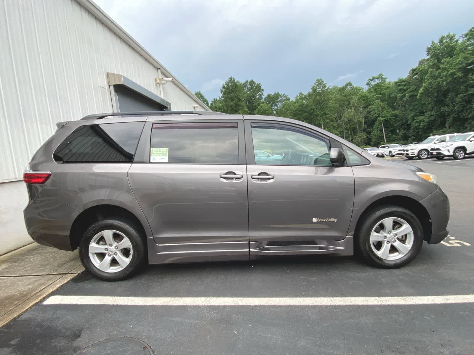 Thumbnail: 2016 Toyota Sienna - 6