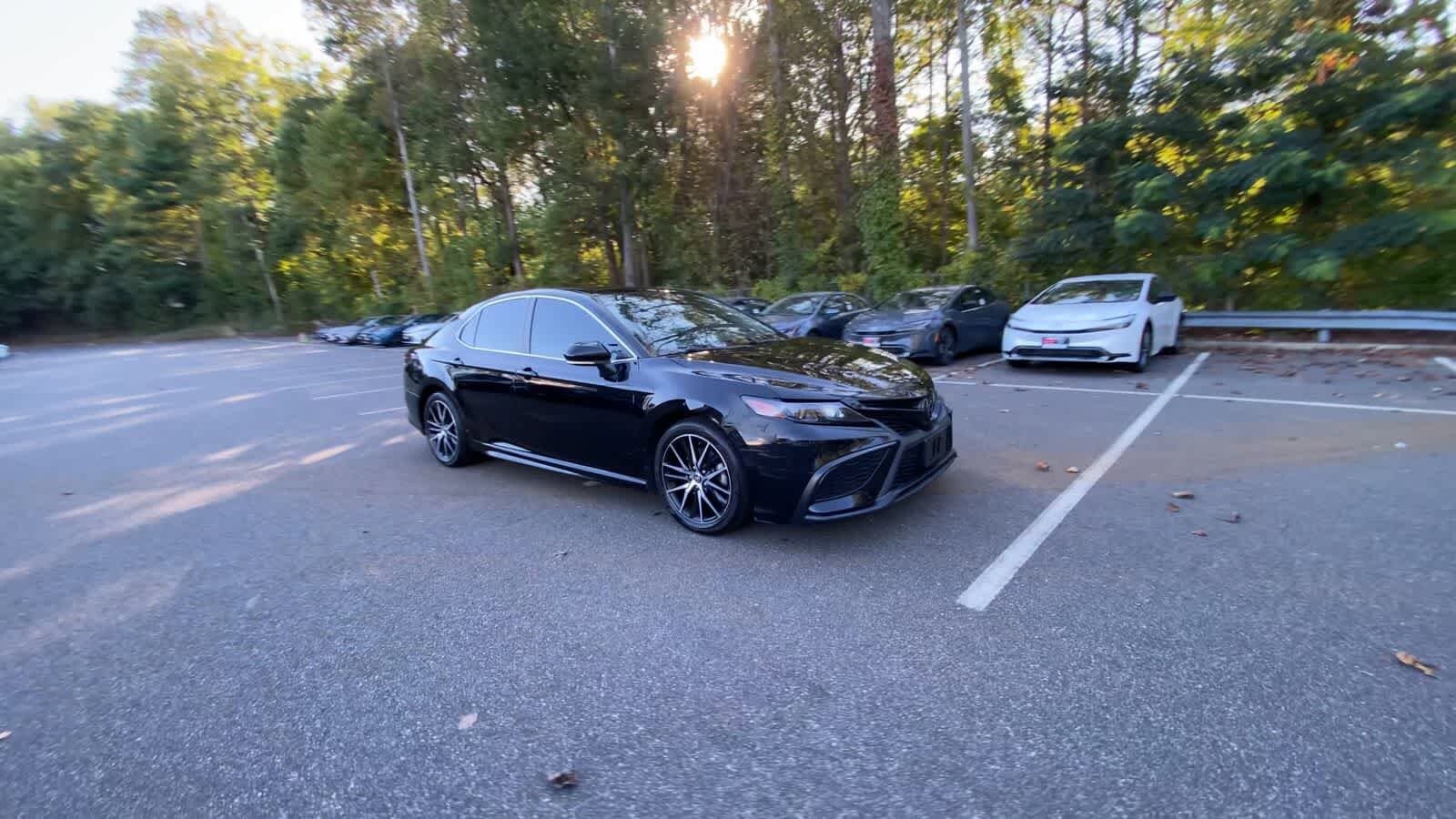 2022 Toyota Camry SE photo 2