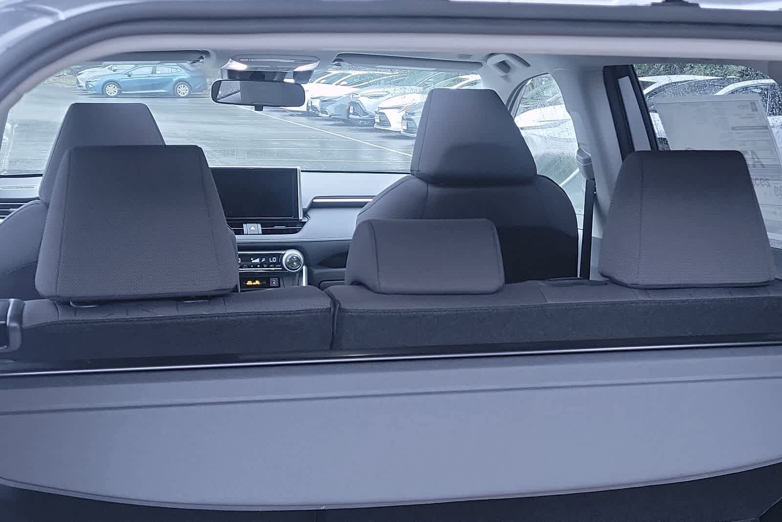 2025 Toyota RAV4 XLE 18
